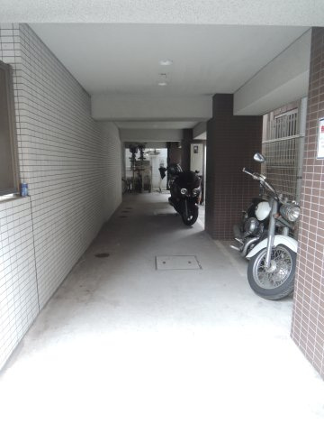 LUXURY APARTMENT OKACHIMACの駐車場|駐車場に車を止められます