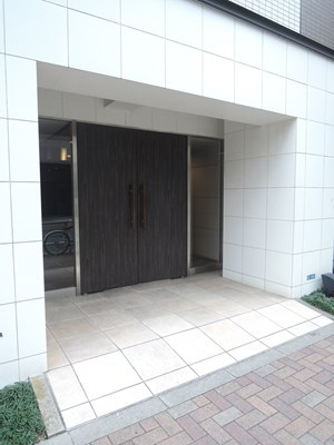 LUXURY APARTMENT OKACHIMACのエントランス|毎日通るエントランスはこのようになっています