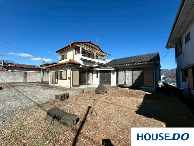 中古戸建　桐生市相生町の外観|立派な瓦屋根と趣のある庭石が目を引く一軒家。広い敷地としっかりした造りは、DIYやリノベーションのベースとしても最高です！縁側で庭を眺めながらお茶を飲む、そんな丁寧な暮らしをここから始めてみませんか？