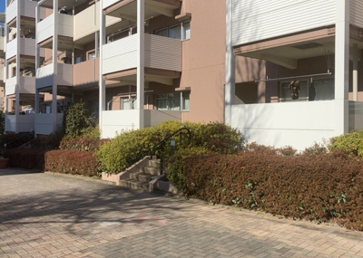 【庭】 | 南大沢学園五番街２号棟 | 物件によっては、入居者が個人的に使用できる専用庭がついているものもあります。また、住宅の中にある土間の部分を庭と呼ぶこともあります。庭の用途は住む人によって変わり、それによってデザインもさまざまです。