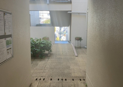 【エントランス】 | 南大沢学園五番街２号棟 | マンションのエントランスには、もともと風よけや防犯の役割がありますが、マンションによって宅配ボックスなどの設備が備わっている所もあります。日々の生活をイメージしながら生活しやすさをチェックしましょう。