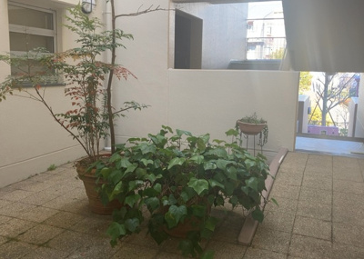 【ロビー】 | 南大沢学園五番街２号棟 | ラウンジは、マンションの共用スペースに椅子やテーブルなどを配置した利用者が寛げる空間です。屋内型ラウンジと屋外型ラウンジがあります。共用部分の管理状況と合わせて、詳細については現地でご確認ください。