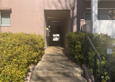 【受付】 | 南大沢学園五番街２号棟 | 受付はマンションコンシェルジュがいる場合もあれば、管理人が滞在する小部屋を総称して呼ぶことがあります。主にエントランスに設置されていることから、防犯面でも期待ができます。防犯設備がない場合はより安心！