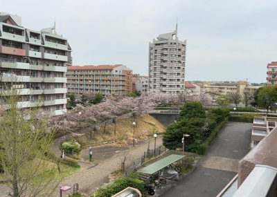 【展望】 | 南大沢学園五番街２号棟 | 眺望の良さを楽しめるダイニングキッチンで家族団らんの時間を過ごしてはいかがでしょうか。バルコニーから見える景色を家族で眺める時間は、時間が経つのを忘れてしまいそうですね。是非、現地を見に行きましょう！