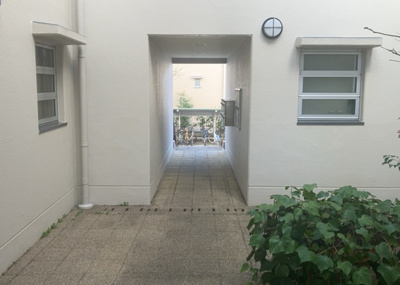 【ロビー】 | 南大沢学園五番街２号棟 | ロビーというと、エントランスと何がちがうの？と思いますよね。実はロビーとエントランスには明確な決まりはありません。物件によっては、エントランスを入って広がるある程度の広さのある空間がロビーとなります。