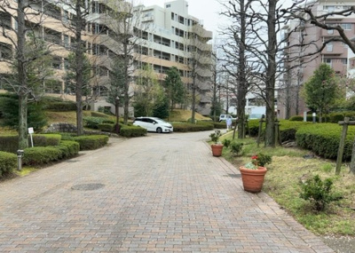 【駐車場】 | 南大沢学園五番街２号棟 | 車一台あたりに必要なスペースは、標準サイズの普通自動車で横幅2m50cm、長さ5mは必要になります。ただし、乗降のことも考慮して横幅3m30cm、長さ5m50cmほどは確保できるところを選びましょう。
