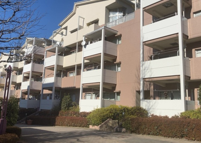 【外観】 | 南大沢学園五番街２号棟 | マンションの外観は非常に重要なポイントです！外観の善し悪しは資産価値に大きな影響を与えます。外観のいいマンションを購入することで、高値で売却がしやすく、買い手が見つかりやすいというメリットがあります。