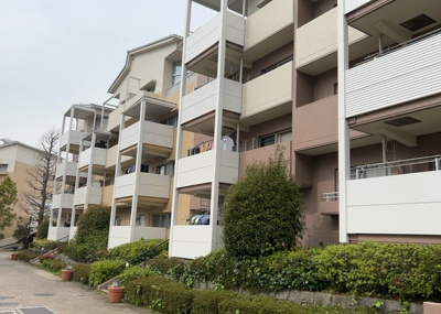 【外観】 | 南大沢学園五番街２号棟 | マンションの外観は非常に重要なポイントです！外観の善し悪しは資産価値に大きな影響を与えます。外観のいいマンションを購入することで、高値で売却がしやすく、買い手が見つかりやすいというメリットがあります。