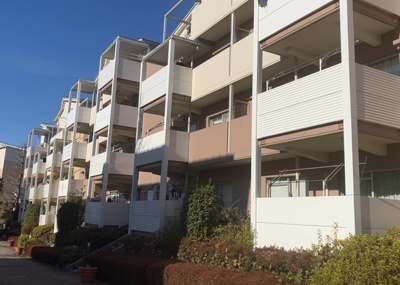 【外観】 | 南大沢学園五番街２号棟 | 隣家の土地はどうなっているのか、生活利便施設が近くにあるのか、学校まで近いかなど、お客様のライフスタイルにあわせたイメージが重要です。また、近くにあると困る施設が近くにないかも確認するといいでしょう。