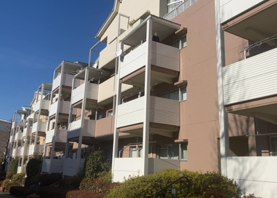 【現況写真】 | 南大沢学園五番街２号棟 | 眺望の良さを楽しめるダイニングキッチンで家族団らんの時間を過ごしてはいかがでしょうか。バルコニーから見える景色を家族で眺める時間は、時間が経つのを忘れてしまいそうですね。是非、現地を見に行きましょう！