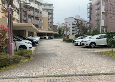 【駐車場】 | 南大沢学園五番街２号棟 | 駐車場と明記されていても、最小スペースでつくられた駐車場だと大型車は駐車できなかったり、出入りしにくくなったりする可能性があります。お車のサイズと購入したい物件の駐車場のサイズを現地で確認しましょう。