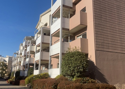 【現況写真】 | 南大沢学園五番街２号棟 | 景色重視でお家選ぶをするとスーパーが遠い！学校が遠い！など生活をするうえで利便性で困ることもあります。まず一度現地を見学する際に、周辺の施設などがあるかを確認し、暮らし始めた後のことを想像しましょう。