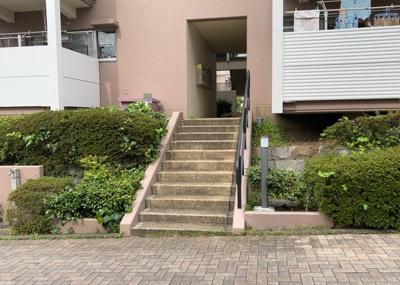 【庭】 | 南大沢学園五番街２号棟 | 物件によっては、入居者が個人的に使用できる専用庭がついているものもあります。また、住宅の中にある土間の部分を庭と呼ぶこともあります。庭の用途は住む人によって変わり、それによってデザインもさまざまです。