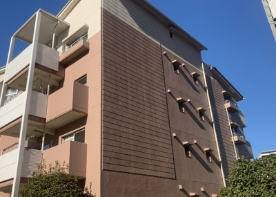 【外観】 | 南大沢学園五番街２号棟 | 道幅が広い場所は日当たりや風通が良好です。幅が広いのですれ違いも可能ですし大きな車でも駐車可能！一方で、大型車が通ることも多くなるため交通量の増加により騒音に繋がります。また土地の値段が高くなります。