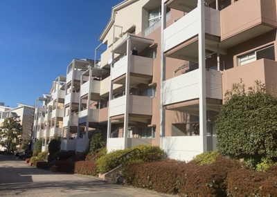 【構造・工法・仕様】 | 南大沢学園五番街２号棟 | ＲＣ造、Reinforced Concreteは直訳すると補強されたコンクリートです。主に柱や梁・床・壁が鉄筋とコンクリートで構成おり、鉄筋を組んだ型枠にコンクリートを流し込んで固めたものを指します。