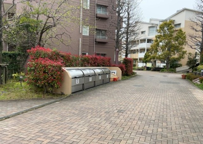 【設備】 | 南大沢学園五番街２号棟 | 共有部分は、住民なら誰もが使える設備のこと。例えば駐車場やエレベーター、インターネット設備、セキュリティ設備などがあります。他にも、マンションの廊下・外部階段やエントランス・ゴミ置き場などがあります。