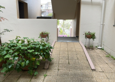 【受付】 | 南大沢学園五番街２号棟 | 受付はマンションコンシェルジュがいる場合もあれば、管理人が滞在する小部屋を総称して呼ぶことがあります。主にエントランスに設置されていることから、防犯面でも期待ができます。防犯設備がない場合はより安心！