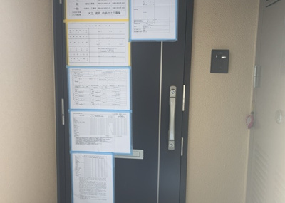 【玄関】 | 南大沢学園五番街２号棟 | 玄関は家の顔でもあり、家族以外の目にも止まる場所です。玄関は外との間を仕切る扉、靴などをしまっておく収納スペース、靴脱ぎのたたきスペース、来客とのやり取りをするドアホンなど複数のアイテムからなります。