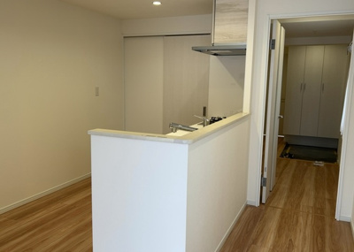 【キッチン】 | 南大沢学園五番街２号棟 | L型アイランドタイプは、キッチンからダイニングにもリビングにも目が行き届くので、とても使いやすい配置です。L字型独立タイプは、キッチンを独立させてるためLDKというよりもLDといった様なイメージです。