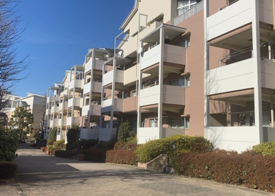 【外観】 | 南大沢学園五番街２号棟 | 外観はマンション管理がされているかの目安になります。築年数が古いと、壁面は劣化してひび割れが生じることも！建物が古びていても細かいところが修繕されていると、きちんと管理されているなぁと感じるでしょう。