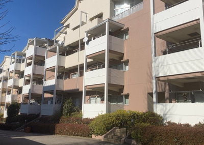 【バルコニー】 | 南大沢学園五番街２号棟 | 一般的なバルコニーは、奥行1.5ｍ程ですが、ワイルドバルコニーは2ｍまで広がっています。そのため洗濯物の間隔をあけ干すことができ、乾きやすいというメリットや、ガーデニングが楽しめる等の特徴があります。