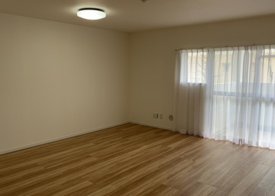 【居間・リビング】 | 南大沢学園五番街２号棟 | 直線タイプはLとDKを一直線に並べた形で対面キッチンのタイプです。一般的なのでよく見かけるかもしれません。直線タイプに似た直接アイランドタイプは、キッチンとダイニングの間に壁がない分広く感じられます。