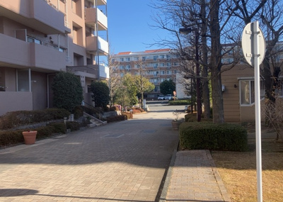 【展望】 | 南大沢学園五番街２号棟 | 眺望の良さを楽しめるダイニングキッチンで家族団らんの時間を過ごしてはいかがでしょうか。バルコニーから見える景色を家族で眺める時間は、時間が経つのを忘れてしまいそうですね。是非、現地を見に行きましょう！