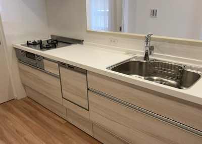 【キッチン】 | 南大沢学園五番街２号棟 | 標準的なシステムキッチンの横幅は、165cm～300cm程度です。2100・2400・2550・2700などミリ単位で表記されます。普段どのように料理をするのかを想定しながら合ったサイズを選びましょう