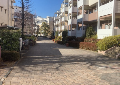 【展望】 | 南大沢学園五番街２号棟 | 景色重視でお家選ぶをするとスーパーが遠い！学校が遠い！など生活をするうえで利便性で困ることもあります。まず一度現地を見学する際に、周辺の施設などがあるかを確認し、暮らし始めた後のことを想像しましょう。