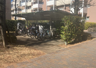 【駐車場】 | 南大沢学園五番街２号棟 | 車一台あたりに必要なスペースは、標準サイズの普通自動車で横幅2m50cm、長さ5mは必要になります。ただし、乗降のことも考慮して横幅3m30cm、長さ5m50cmほどは確保できるところを選びましょう。