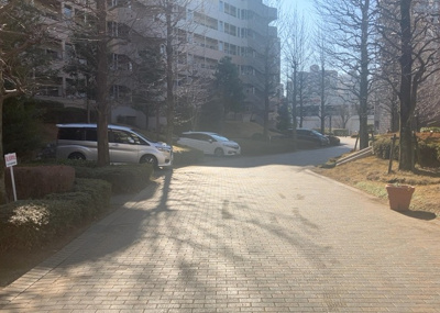 【駐車場】 | 南大沢学園五番街２号棟 | 駐車場と明記されていても、最小スペースでつくられた駐車場だと大型車は駐車できなかったり、出入りしにくくなったりする可能性があります。お車のサイズと購入したい物件の駐車場のサイズを現地で確認しましょう。