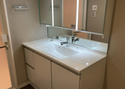 【独立洗面台】 | 南大沢学園五番街２号棟 | 洗面化粧台では顔を洗ったり、身だしなみを整えることが本来の使い方ですが、用途によっては洗面化粧台に求められる機能が違ってくるため、ご自身や家族のライフスタイルに合ったものを選ぶことをおすすめ致します。