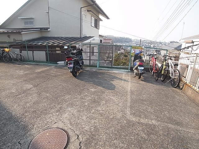 オレンジマンションのその他共用部分|敷地内にバイクや自転車停めれます