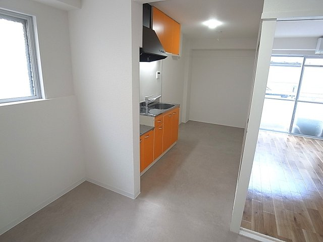 オレンジマンションの居間・リビング|リノベーションされた室内