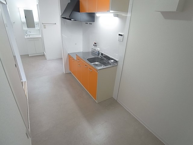 オレンジマンションの居間・リビング|採光タップリの明るい洋室6帖