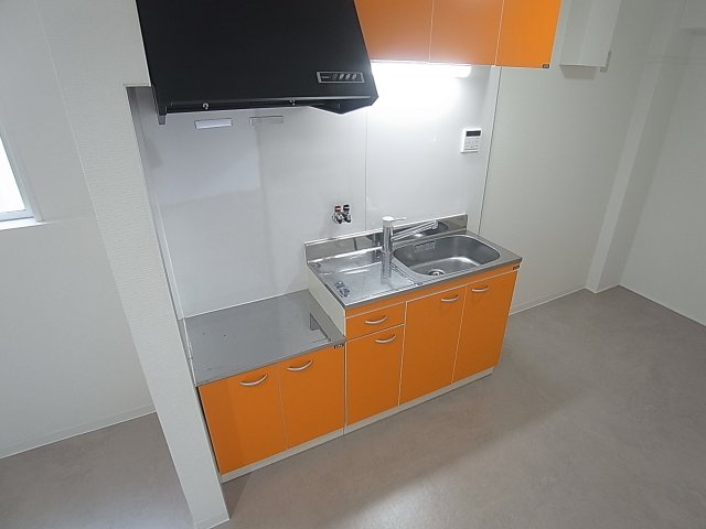 オレンジマンションのキッチン|入れ替え済のガスキッチン