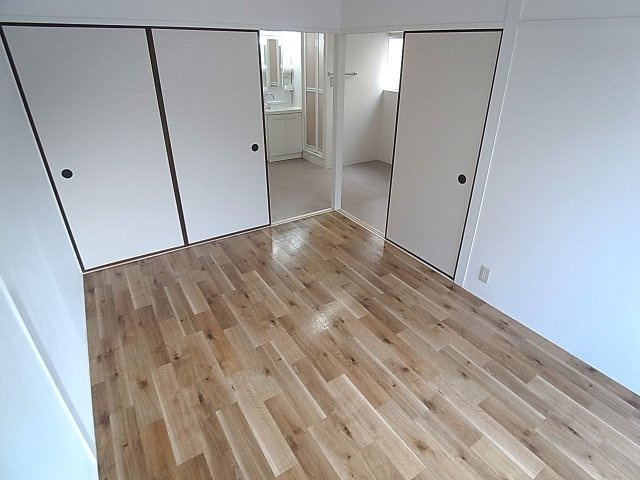 オレンジマンションの洋室|風通しも良好のお部屋です