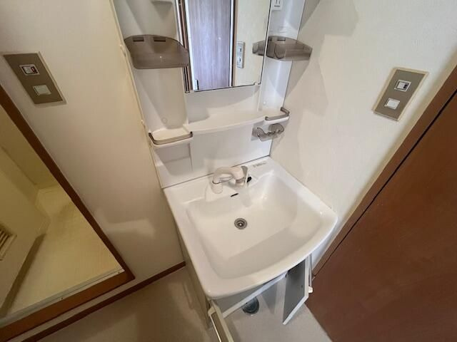 船橋グリーンランドビルⅡの独立洗面台