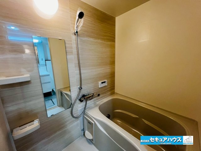 日進香久山杜の街の浴室|【浴室】
◆アクセントパネルで落ち着きのある雰囲気を演出します。毎日の疲れを癒やすバスタイムをお楽しみ下さい！
◆浴室乾燥機付きでカビ対策も可能です♪
◆追い炊き機能を備えたオートバスです。　　　　　