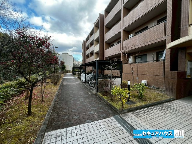 日進香久山杜の街の駐輪場|事前予約にて現地ご見学いただけます！お気軽にお問い合わせください♪
■株式会社　セキュアハウス■
住宅ローンに強く、知識、経験豊富なスタッフ在籍
お客様に寄り添い、ご成約後もサポート致します。