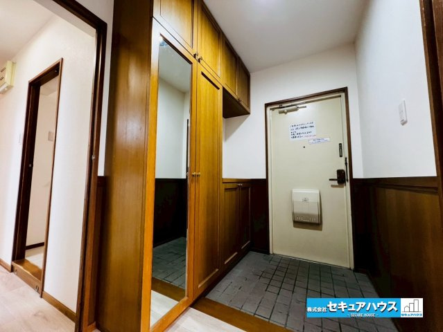 日進香久山杜の街の玄関|【玄関】
◆光が差し込み明るいです。気分も晴れやかになりますね。
◆玄関には、収納力のあるシューズボックスがございます。玄関まわりがすっきり片付きます。　　　　　　　　　　　　　　　　　　　　　　　　