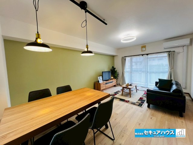 日進香久山杜の街の居間・リビング|【LDK16帖】
◆家族揃ってリビングで過ごすお休みの日が、楽しみになる場所となることでしょう。
対面式のオープンキッチンは、家事をしながら家族の様子が一目でわかる安心＆便利設備♪　　　　　　　　　　