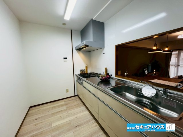 日進香久山杜の街のキッチン|【キッチン】
◆広々としたキッチンスペースのため家族で並んで料理できます。
◆洗い物がはかどるワイドなシンクになっております。　　　　　　　　　　　　　　　　　　　　　　　　　　　　　　　　　　　　　
