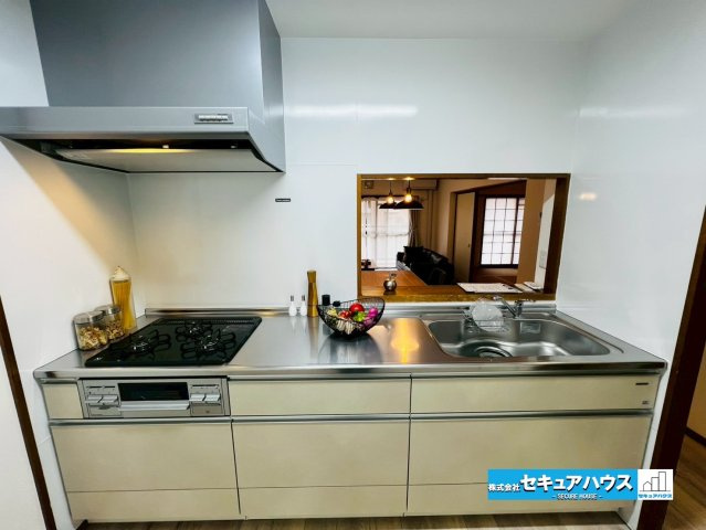 日進香久山杜の街のキッチン|【キッチン】
◆同時にたくさんの料理が調理できる3口コンロ。「焼く・蒸す・煮る」の工程を同時進行で進めることができるので、料理を素早く作ることができます。育児でバタバタ忙しいママに嬉しい♪　　　　　　