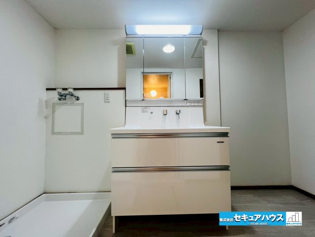 日進香久山杜の街の独立洗面台|【洗面台】
◆鏡の裏にはたっぷりと収納スペースを標準装備！
◆電源を付属しているのでドライヤーなど利用できます。