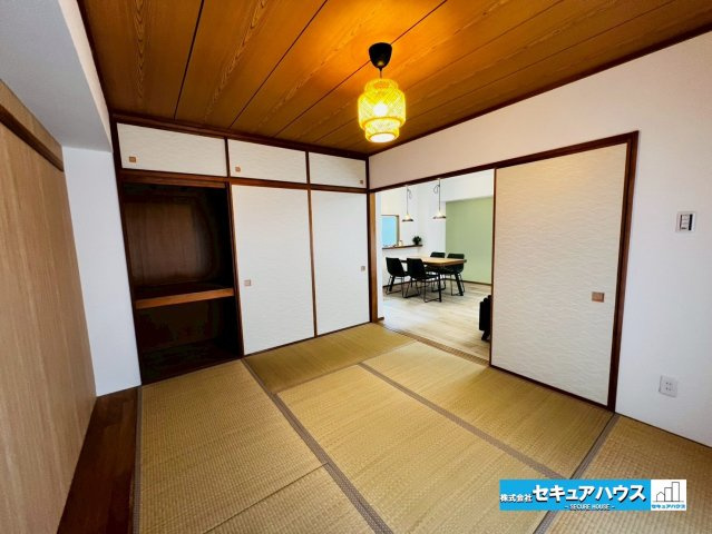 日進香久山杜の街の和室|【和室6.5帖】
◆畳のクッション性や調湿・断熱効果により、一年中快適な寝転がれるリラックス空間です。
◆畳の「い草」が湿気を吸収し空気を綺麗にするほか、夏は涼しく、冬は保温性があり暖かい空間です。　