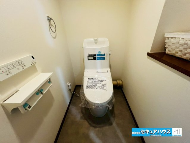 日進香久山杜の街のトイレ|【高機能トイレ】
◆高機能トイレの多くは便器のフタの開閉が自動であり、使用後に手動で水を流す面倒もなく非常に便利です。スタイリッシュな見た目で、お掃除しやすく、節水効果が高いです。　　　　　　　　　　