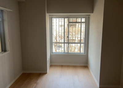 【洋室】 | レクハイム相模原２ | 洋室のメリットは重い家具が置きやすく、身の回りが整理しやすいことです。 床がフローリングのため畳とは異なり凹みにくいです。 クローゼットなど収納が豊富で、普段使わない旅行カバンや服の整頓も簡単にです。