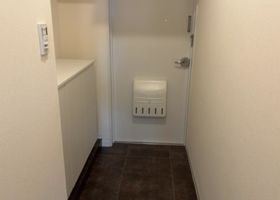 【玄関】 | レクハイム相模原２ | 玄関は家の顔でもあり、家族以外の目にも止まる場所です。玄関は外との間を仕切る扉、靴などをしまっておく収納スペース、靴脱ぎのたたきスペース、来客とのやり取りをするドアホンなど複数のアイテムからなります。