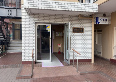 【エントランス】 | レクハイム相模原２ | マンションのエントランスには、もともと風よけや防犯の役割がありますが、マンションによって宅配ボックスなどの設備が備わっている所もあります。日々の生活をイメージしながら生活しやすさをチェックしましょう。